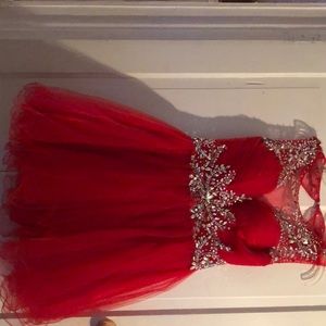 I’m selling a homecoming dress.